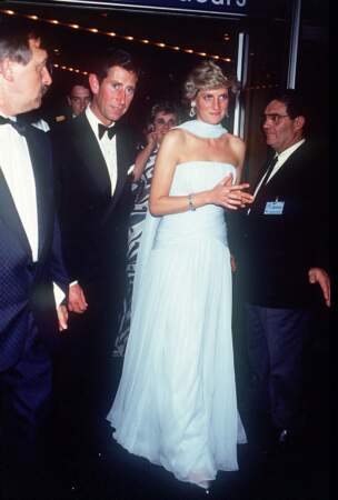 La robe de soirée en soie bleu ciel Catherine Walker, portée par Lady Diana, au bras du prince Charles, lors de la venue du couple royal au festival de Cannes en 1987. 