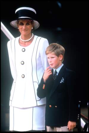 Lady Diana portant un tailleur ivoire à liseré marine du couturier Tomasz Starzewski, avec le prince Harry en 1995 à Londres, lors du 50e anniversaire de la victoire des alliés.