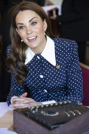 Kate Middleton dans une robe bleu nuit à pois blanc Alessandra Rich, lors d'une visite du Bletchley Park le 14 mai 2019 