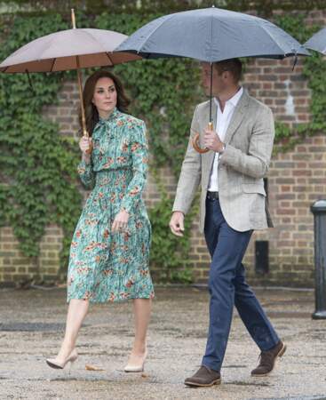 Kate Middleton, dans une robe verte à imprimé floral Prada, avec le prince William lors d'une visite du Sunken Garden dédié à la mémoire de Lady Diana à Londres le 30 août 2017.