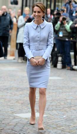 Kate Middleton, vêtue d'un tailleur bleu ciel Catherine Walker, en déplacement aux Pays-Bas, le 11 octobre 2016.