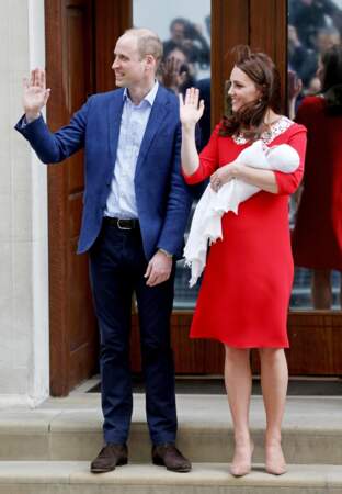 Kate Middleton, vêtue d'une robe rouge à col blanc Jenny Packham, à la sortie de l'hôpital St Mary après la naissance du prince Louis, le 23 avril 2018.
