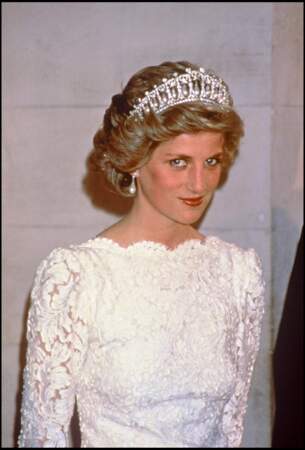 La princesse Diana, dans une robe en dentelle blanche Murray Arbeid, lors d'un dîner à l'ambassade d'Angleterre de Washington, en 1985.