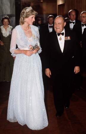 La princesse Diana, dans une robe en tulle bleu ciel, signée David et Elizabeth Emanuel, lors d'un dîner en Nouvelle Zélande, en 1983