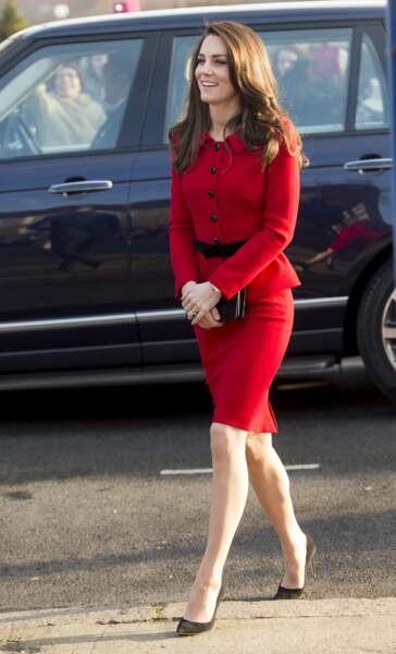 Kate Middleton vêtue d'un tailleur rouge à veste peplum de la créatrice italienne Luisa Spagnoli, lors d'une visite d'une école à Londres, le 6 février 2017.