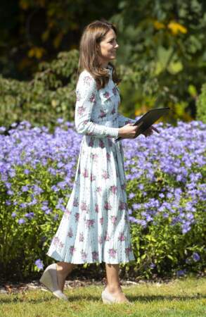Kate Middleton, dans une robe à imprimé floral bleu ciel signée Emilia Wickstead, inaugure le jardin d'enfants de Wisley, le 10 septembre 2019.
