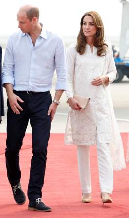 Kate Middleton, vêtue d'une tunique brodée de couleur crème de la marque pakistanaise Gul Ahmed, portée sur un pantalon, lors d'une visite officielle au Pakistan, le 17 octobre 2019.