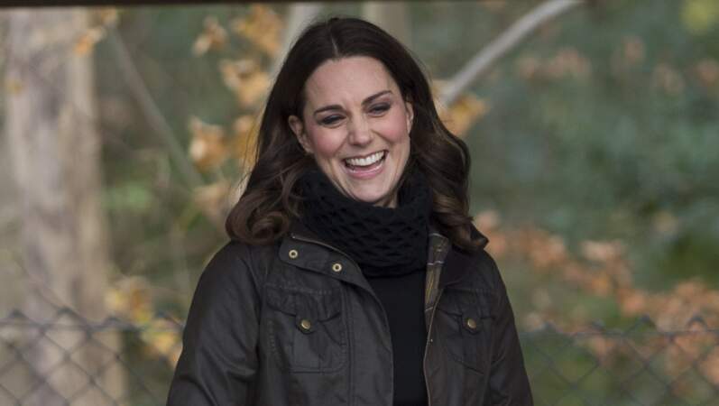 Kate Middleton, dans une veste Barbour, visite l'école primaire Robin Hood à Londres, le 29 novembre 2017.
