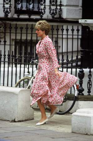 La princesse Diana, dans une robe à imprimé floral rouge, le jour de son anniversaire, à la sortie de l'école du prince Harry, le 1er juillet 1992.