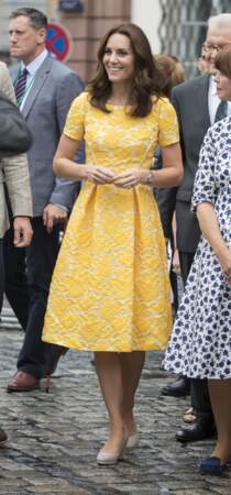 Kate Middleton portant une robe jaune à imprimé floral Jenny Packham, lors d'une visite à Heidelberg, en Allemagne le 20 juillet 2017.