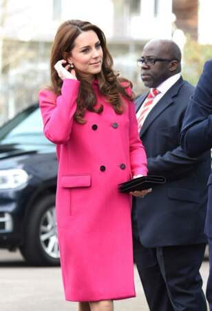 Kate Middleton dans un manteau rose fuchsia Mulberry à Londres le 27 mars 2015.