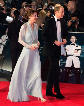 Kate Middleton, au bras du prince William, dans une robe bleu ciel vaporeuse signée Jenny Packham, à la première de James Bond "Spectre" à Londres le 26 octobre 2015.