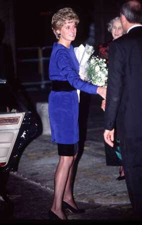 La princesse Diana, dans un ensemble bleu électrique, orné d'une ceinture noire, lors d'un concert à Londres en 1992.