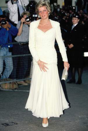 La princesse Diana dans une robe longue de couleur crème, en 1988