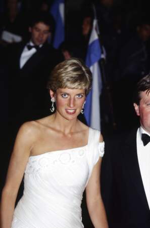 La princesse Diana dans une robe à épaule dénudée dessinée par Gina Fratini pour la maison Hartnell, en 1991 lors d'un voyage à Rio au Brésil.