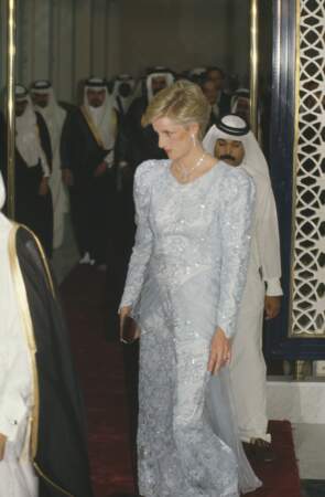 La princesse Diana, dans une robe pailletée bleu ciel signée Catherine Walker, lors d'un voyage au Qatar en 1986.