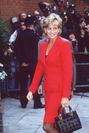 La princesse Diana en tailleur rouge à veste peplum, à Londres en 1996
