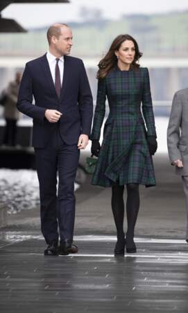 Kate Middleton dans une robe en tartan vert et bleu Alexander McQueen, avec le prince William à Dundee en Ecosse, le 29 janvier 2019.