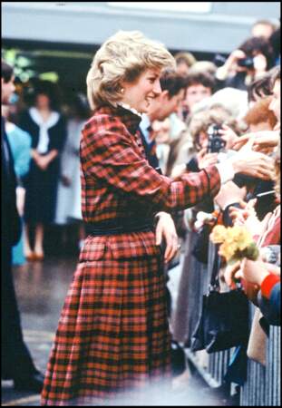 La princesse Diana, portant un ensemble à motif tartan signée Caroline Charles, lors d'un déplacement au Pays de Galles en 1985.