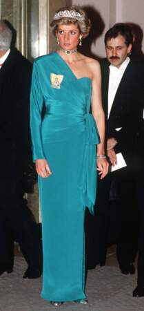 La robe de soirée bleu canard portée par la princesse Diana à l'occasion d'un banquet en l'honneur du président turc, le 14 juillet 1988