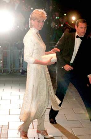 La princesse Diana en tunique brodée et pantalon crème, lors d'un gala de charité à Londres, en 1996.