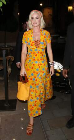 L'autre reco de Katy Perry : un headband de couleur à faire matcher avec votre tenue de fête.