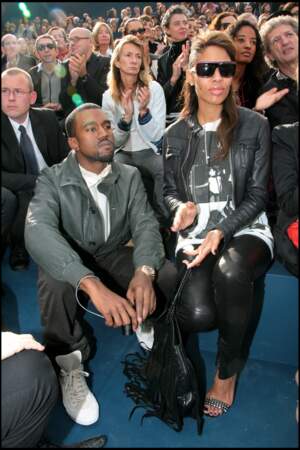 Kanye West était fiancé à Alexis Phifer (styliste). Quelque temps avant sa rencontre avec Kim K, le chanteur et son ex-compagne étaient fiancés depuis 2006 et se sont séparés en 2008 quelques mois après la mort de la maman de Kanye West. 