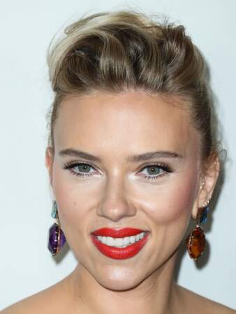 Un beau rouge satiné met en valeur les peaux claire et les blondes comme Scarlett Johansson.