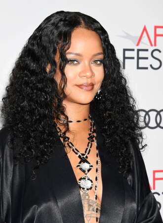 Une jolie bouche dans les tons marrons pour Rihanna avec des nuances argentées sur les yeux.