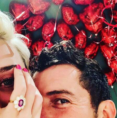 Katy Perry dévoile sa bague de fiançailles sur instagram. Un œil averti se pose sur la dizaine de ballons cœur au plafond. 