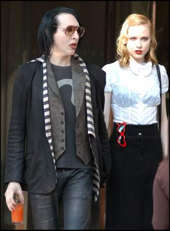 Marilyn Manson et son ex-compagne, Evan Rachel Wood, se sont fiancés en janvier 2010. Le chanteur avait fait sa demande sur scène. Le couple a rompu 8 mois plus tard. 