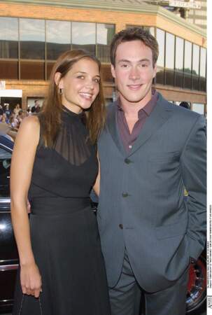 Chris Klein et Katie Holmes se sont fiancés en 2003. En 2005, le couple se séparent et la jolie Katie termine au bras de Tom Cruise qu'elle épouse réellement. 