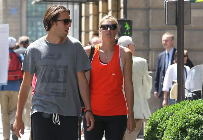 Maria Sharapova en compagnie de son ex-fiancé Sasha Vujacic, un joueur des Lakers, dans les rues de Paris. Ils se sont fiancés en 2010 et séparés en 2012. 