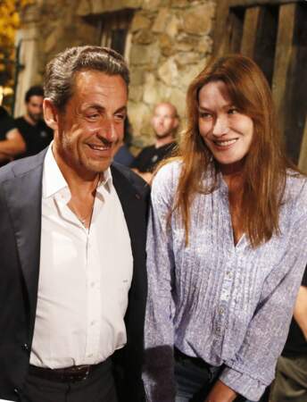 Nicolas Sarkozy et son épouse Carla Bruni profitent d'un moment de détente au festival de Ramatuelle en août 2013 pour applaudir Julien Clerc.