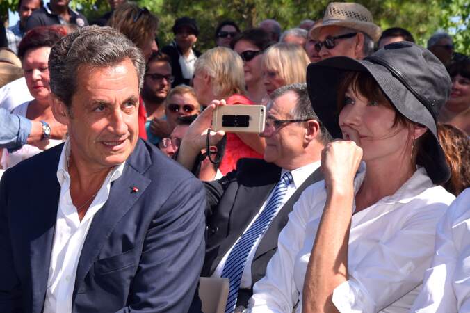 En juillet 2015, le couple Nicolas Sarkozy et Carla Bruni profite d'un bain de foule dans les rues de Nice.