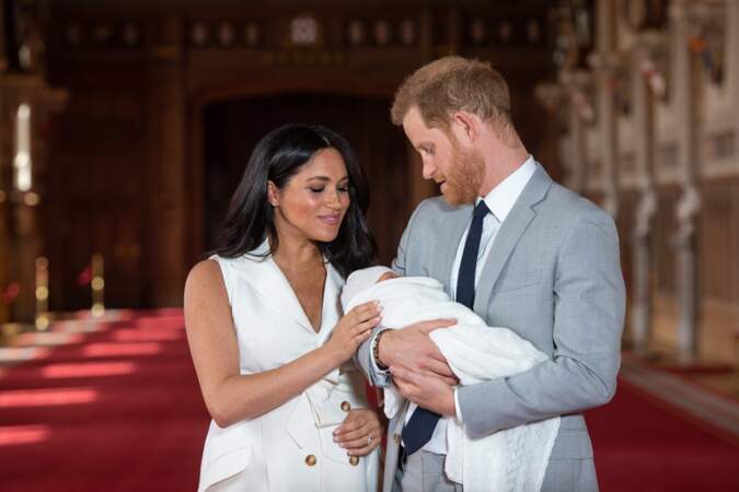 Un enfant présenté par Meghan et Harry devant les caméras du monde entier quelques jours après sa naissance mais pas le jour J comme l'a toujours fait Kate Middleton. Une fois de plus, Meghan Markle est montrée du doigts.