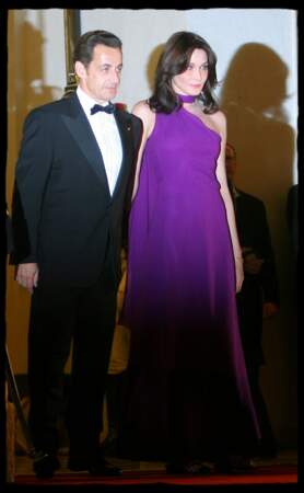 Quelques jours plus tard, Carla Bruni fait sensation au bras de son mari Nicolas Sarkozy sur le perron de l'Elysée pour accueillir Shimon Peres.