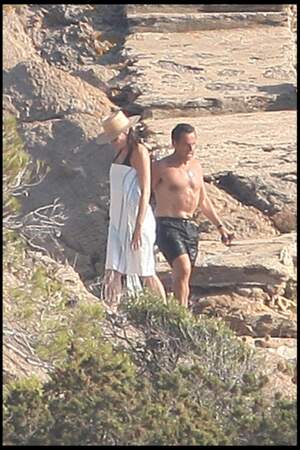 En août 2009, Nicolas Sarkozy et Carla Bruni s'accordent une petite baignade au Cap Nègre. Farniente et baignades au programme.