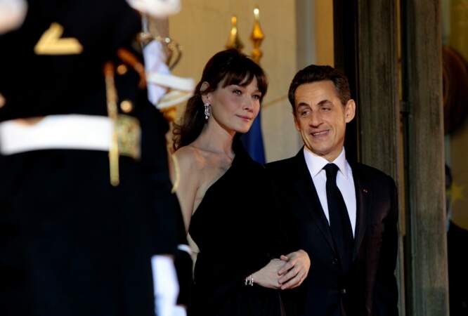 En mars 2011, Nicolas Sarkozy très fier sur le perron de l'Elysée au côté de sa femme Carla Bruni, splendide dans une robe noire one shoulder, accueille le président de la république d'Afrique du sud.