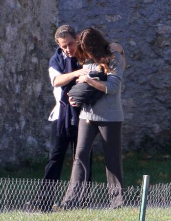 Moment câlin pour Nicolas Sarkozy et sa femme Carla Bruni avec leur fille Giulia à La lanterne à Versailles en octobre 2011. 