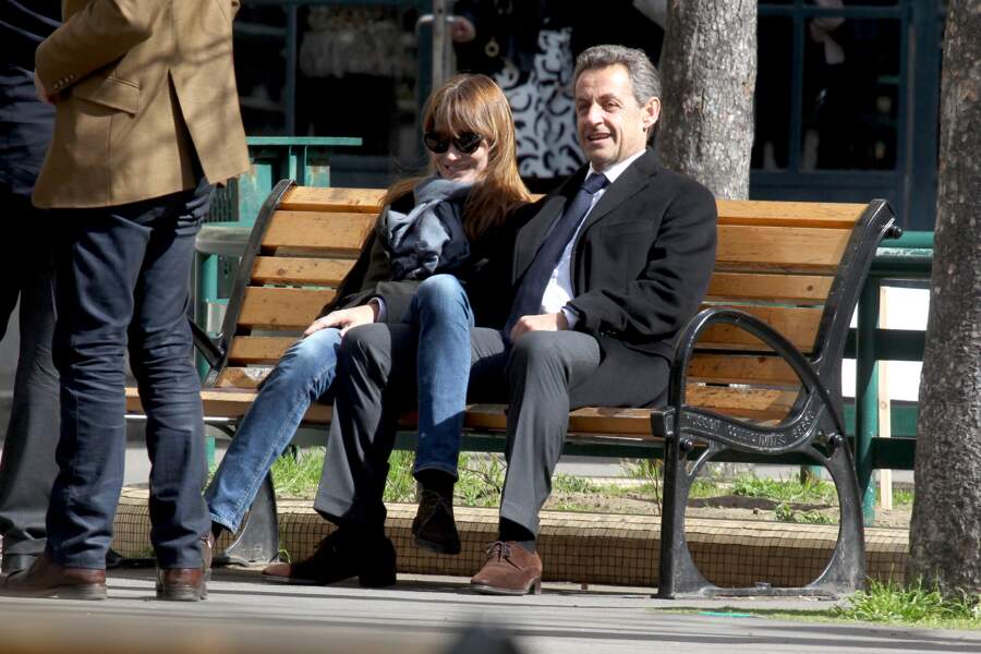 Mars 2014, Nicolas Sarkozy et sa femme Carla Bruni se délassent sur un banc, tout sourire. Moment de répit pour les amoureux.