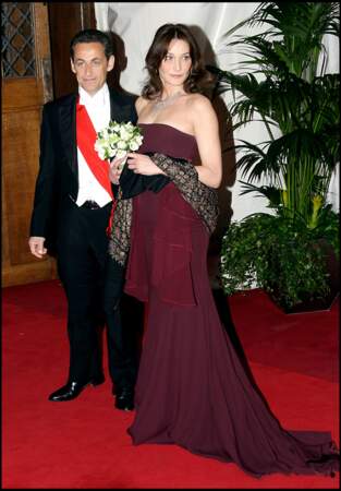 Dîner d'Etat donné en l'honneur de Carla Bruni et Nicolas Sarkozy au Guildall à Londres. Pour l'occasion, la Première dame hypnotise les photographes avec une robe bustier bordeaux. Nicolas Sarkozy est une nouvelle fois bluffé par l'aisance de sa femme. 