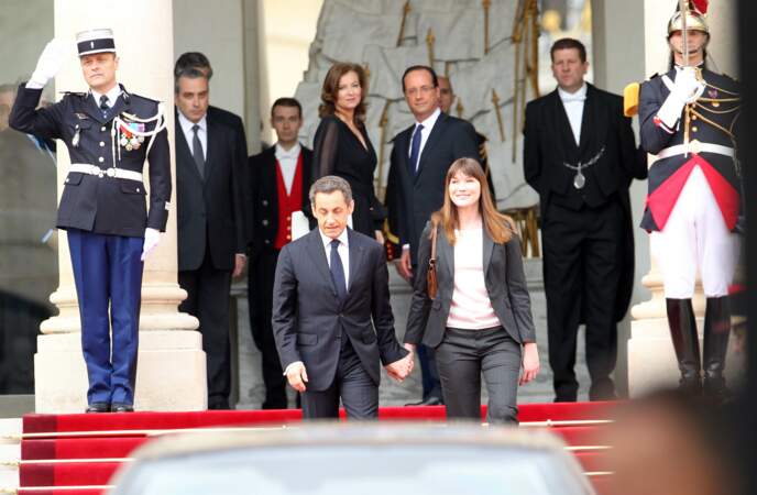 En mai 2012, Nicolas Sarkozy et sa femme Carla Bruni font leurs adieux à l'Elysée. François Hollande et sa compagne Valérie Trierweiler font à leur tour leur entrée au 55 rue du Faubourg Saint-Honoré.