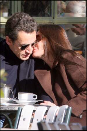 Carla Bruni et Nicolas Sarkozy complices sur un banc du château de Versailles. Loin de l'Elysée, le couple profite de quelques heures de détente tout près de La lanterne et savoure leurs premiers jours en tant que mari et femme.