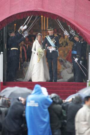 Felipe et Letizia d'Espagne se sont dit "oui" le 22 mai 2004... sous la pluie.
