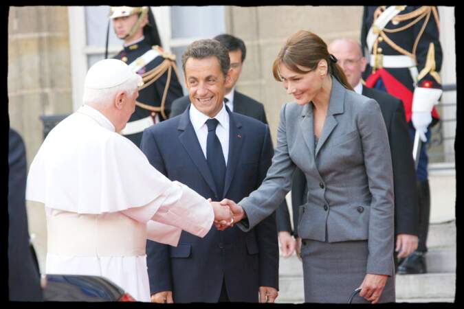 En Septembre 2008, Carla Bruni et son mari Nicolas Sarkozy sont honorés d'accueillir le pape Benoît XVI à l'Elysée.