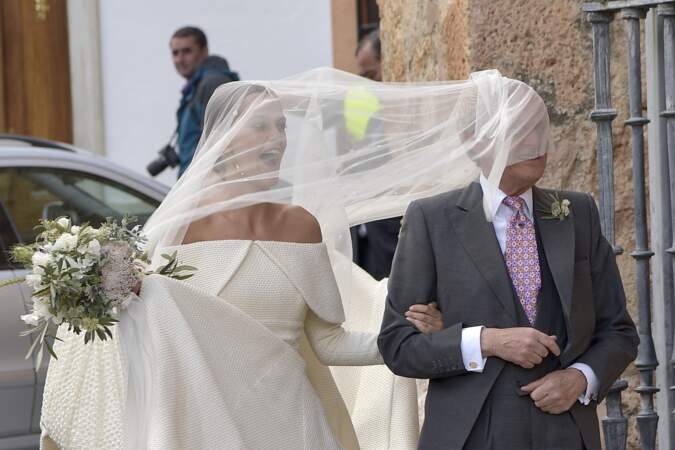 Lady Charlotte Wellesley (descendante de la reine Victoria et fille du Duc de Wellington) et Alejandro Santo Domingo ont dû braver le vent lors de leur mariage le 28 mai 2016.