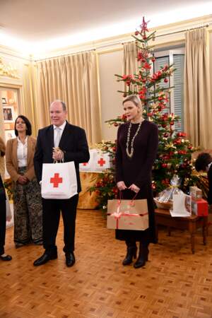 Albert II de Monaco et son épouse Charlène distribuent chaque année des cadeaux de Noël aux plus démunis avec la Croix-Rouge de Monaco