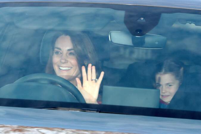 La princesse Charlotte s'est prêtée au jeu des photographes dès son arrivée au traditionnel déjeuner de la reine Elizabeth II organisé à Londres, le 18 décembre 2019 