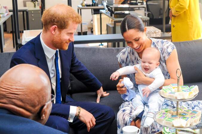 Apparition remarquée du petit Archie lors de la rencontre du couple de Sussex avec Demond Tutu le 25 septembre. C'est donc loin du Royaume-Uni que les inconditionnels de la couronne ont pu découvrir le joli minois du bébé qui avait déjà bien grandi. 